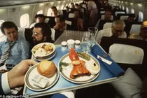 Bóc mẽ lý do đồ ăn trên máy bay thường dở tệ