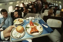 Bóc mẽ lý do đồ ăn trên máy bay thường dở tệ