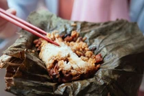 Cơm nếp gà bọc lá sen