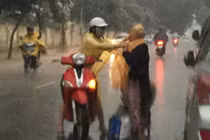 Xúc động cô gái mặc áo mưa cho bà cụ trong cơn giông