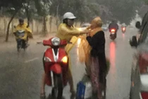 Xúc động cô gái mặc áo mưa cho bà cụ trong cơn giông