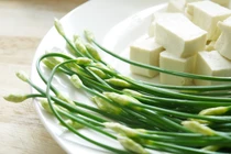 Tác dụng chữa mụn, giảm béo, ngừa ung thư của lá hẹ