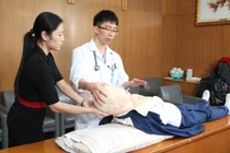 BS Bạch Mai chỉ cách sơ cứu người bị đột quỵ