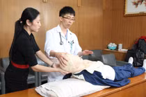 BS Bạch Mai chỉ cách sơ cứu người bị đột quỵ