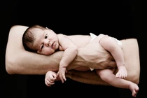 10 bí quyết mẹ Tây xoa dịu con khi bé khóc