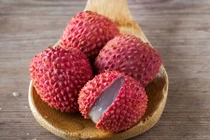 Tuyệt chiêu tự làm mặt nạ dưỡng da từ vải thiều cho gái xinh