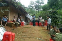 Án mạng dã man, chồng lê lết 200m báo tin vợ bị giết