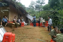 Án mạng dã man, chồng lê lết 200m báo tin vợ bị giết