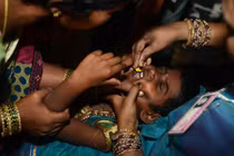 Cảnh nuốt cá sống chữa bệnh hen rùng rợn ở Ấn Độ