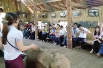 Khóc cạn nước mắt ngày gặp lại chú voi con ở Bản Đôn