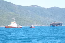 Tàu cá hỏng máy, 38 ngư dân bị thả trôi trên biển