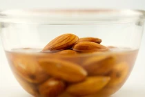 Vì sao nên ngâm hạnh nhân trong nước trước khi ăn