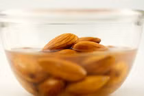 Vì sao nên ngâm hạnh nhân trong nước trước khi ăn