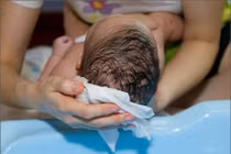 Vụ tắm trẻ trong bồn rửa bát: Thế nào là quy trình chuẩn?