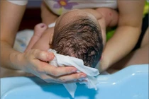 Vụ tắm trẻ trong bồn rửa bát: Thế nào là quy trình chuẩn?