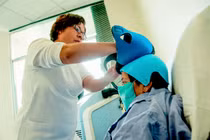 Cận cảnh mũ chống rụng tóc cho bệnh nhân ung thư