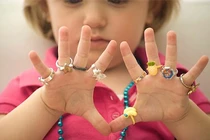 5 lưu ý khi đeo trang sức cho bé ngày Tết