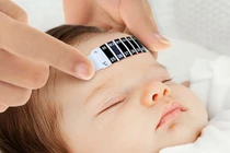 Chuyên gia chỉ cách chăm sóc bé bị sốt ngày Tết