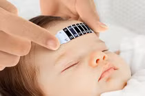 Chuyên gia chỉ cách chăm sóc bé bị sốt ngày Tết