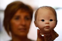 “Búp bê tái sinh” cho những ông bố bà mẹ vô sinh, mất con