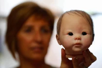 “Búp bê tái sinh” cho những ông bố bà mẹ vô sinh, mất con