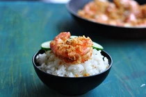 Chế biến món tôm xóc tỏi mới lạ trong 10 phút