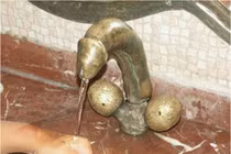 Loạt đồ nội thất trang trí nhà nhạy cảm khiến bạn đỏ mặt