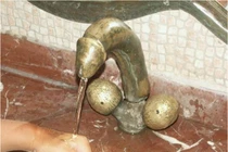 Loạt đồ nội thất trang trí nhà nhạy cảm khiến bạn đỏ mặt