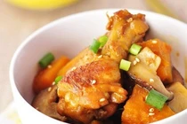 Khoái khẩu với món cánh gà om bí đỏ 