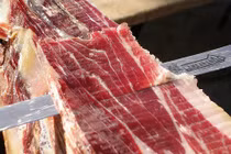 Đùi lợn muối xông khói ngon nhất thế giới chế biến thế nào?