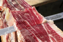 Đùi lợn muối xông khói ngon nhất thế giới chế biến thế nào?