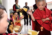 Kỳ bí nghi thức Lễ tấn phong Phật sống truyền thế ở Tây Tạng 