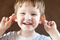 Mách mẹ mẹo lấy ráy tai cho bé đúng cách