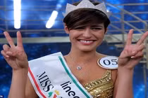 Tân Hoa hậu Ý bị chế giễu liên tiếp sau đăng quang