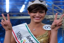 Tân Hoa hậu Ý bị chế giễu liên tiếp sau đăng quang