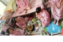 Sự thật đằng sau bức ảnh thai phụ ăn lẩu trong bệnh viện