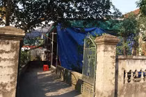 Một thiếu phụ đổ xăng tự thiêu