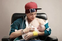 Cười rung rốn với độc chiêu bố cho con bú thay mẹ