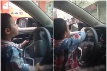 Bé trai 4 tuổi lái ô tô trên đường gây xôn xao