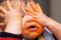 Ảnh bé lem luốc khi tập ăn hết sức đáng yêu 