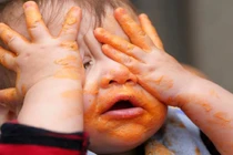 Ảnh bé lem luốc khi tập ăn hết sức đáng yêu 