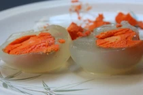 Độc đáo món trứng chim trong suốt như quả cầu pha lê
