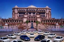 "Ngó mặt" đại gia dát vàng cung điện, sắm 7.000 siêu xe 