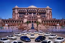 "Ngó mặt" đại gia dát vàng cung điện, sắm 7.000 siêu xe 