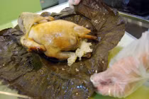 Thưởng thức món gà đắp đất nướng siêu ngon