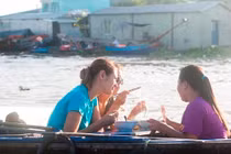 Du thuyền trên chợ nổi thưởng món ngon miền Tây 