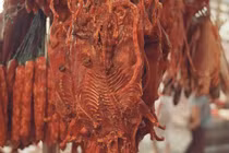 Rợn người xem ăn thịt chuột sấy khô