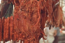 Rợn người xem ăn thịt chuột sấy khô