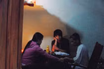 Nữ sinh hóa “thánh cô” chữa bách bệnh ở Nghệ An