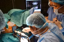 Cận cảnh cấy phóng xạ chữa ung thư tuyến tiền liệt ở VN